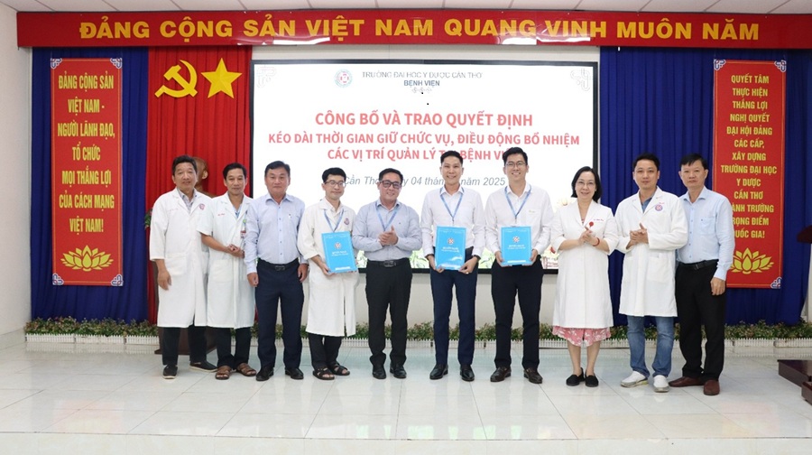 CÔNG BỐ VÀ TRAO QUYẾT ĐỊNH KÉO DÀI THỜI GIAN GIỮ CHỨC VỤ,  ĐIỀU ĐỘNG BỔ NHIỆM CHỨC VỤ QUẢN LÝ TẠI CÁC ĐƠN VỊ  THUỘC BỆNH VIỆN TRƯỜNG ĐẠI HỌC Y DƯỢC CẦN THƠ