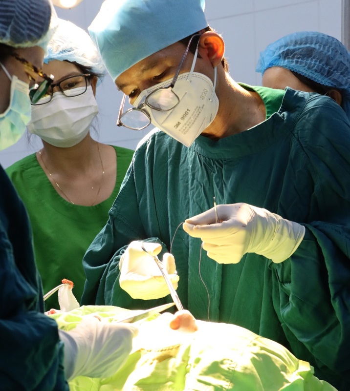 Bệnh viện Trường Đại học Y Dược Cần Thơ xử trí thành công trường hợp biến chứng nâng mũi bằng sụn nhân tạo